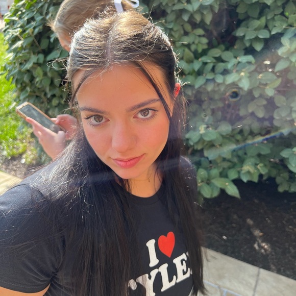 Meet your Posher, Olivia - Picture 2 of 3